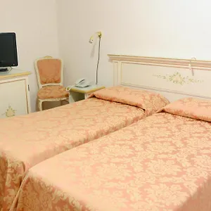 3* Otel Ambassador Tre Rose